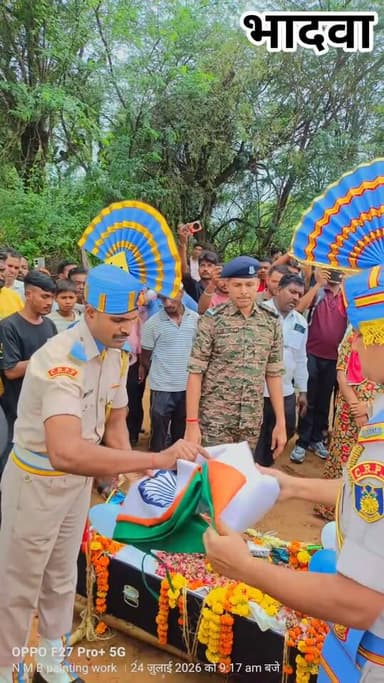 भादवा के सपूत और सीआरपीएफ प्रथम बटालियन, नीमच के जवान नरसीलाल जी (हरिराम हरिजन) का 57 वर्ष की आयु में निधन। 37 वर्षों तक देश की सेवा करने वाले वीर जवान को पैतृक गांव भादवा में राजकीय सम्मान के साथ अंतिम विदाई दी गई। 🇮🇳🙏