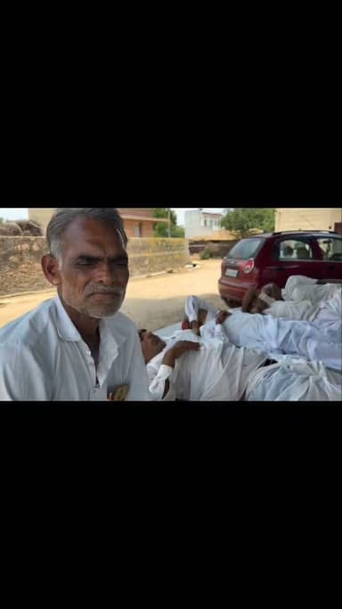 "पालड़ी गाँव के बुजुर्ग... 😴
20–25 दिन से बादलों का इंतज़ार करते-करते अब पेड़ के नीचे ही ड्यूटी दे रहे हैं! 🌧️ बारिश का इंतजार