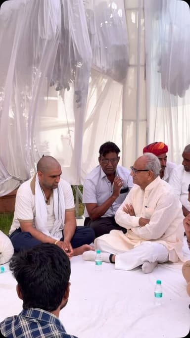 स्वर्गीय देवकरण जी जाजड़ा की शोकसभा में राजस्थान सरकार में पूर्व मंत्री व राज्य सभा सासद श्री राजेंद्र जी गहलोत ने उपस्थित होकर भावभीनी श्रद्धांजलि एवं पुष्पांजलि अर्पित की।
ॐ शांति।#parbatsar