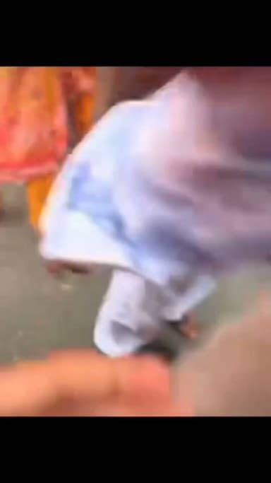 राँची : रांची के धुर्वा जगन्नाथपुर मेला में चोरों का आतंक. ब्लेड से महिला के पर्स फाड़े लोगों ने पकड़ा धुर्वा जगन्नाथपुर मेला में चोरी
ब्लेड गैंग की 2 युवतियां रंगे हाथ पकड़ी गई! महिला का पर्स फाड़ते पकड़ी गईं.
भीड़ ने दबोच कर पुलिस को सौंपा!#virlvidioburmunews