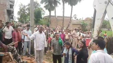 सम्राट बुलडोजर का एक्शन या चयन? अमरपुर के इटहरी में गरीबों के आशियाने टूटे, ग्रामीण बोले– बड़े मकानों पर क्यों रुका बुलडोजर?"
#सम्राटबुलडोजर #SamratBulldozer #बिहारसरकार #BiharGovernment #अतिक्रमणहटाओअभियान #EncroachmentDrive #BulldozerAction #AmarpurNews #Amarpur #BankaNews #Banka #रामचंद्रपुरइटहरी #ItahriVillage #BiharNews #BiharBreakingNews #GroundReport #ग्राउंडरिपोर्ट #बिहारकीखबर #स्थानीयखबर #LocalNews #BreakingNews #BigAction #AdministrationAction #प्रशासनिककार्रवाई #सरकारीजमीन #GovernmentLand #JCBAction #जेसीबीकार्रवाई #गरीबोंकाआशियाना #ग्रामीणोंकासवाल