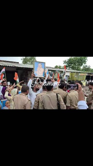 सिकंदरा में छात्रों पर कथित लाठीचार्ज के विरोध में कांग्रेस का पैदल मार्च**
दिल्ली के जंतर-मंतर पर छात्रों पर हुई कथित पुलिस कार्रवाई के विरोध में प्रयागराज के सिकंदरा चौराहे पर कांग्रेस कार्यकर्ताओं ने पैदल मार्च निकाला। पुलिस द्वारा मार्च रोके जाने पर कार्यकर्ताओं ने केंद्र व प्रदेश सरकार के खिलाफ नारेबाजी की।
#Prayagraj #Sikandra #Congress #StudentProtest #UttarPradesh #NewsUpdate