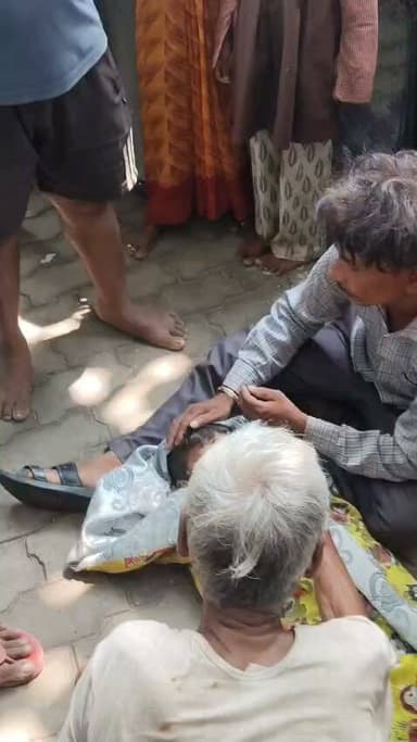 ब्रे कौशाम्बी। प्राथमिक विद्यालय में छात्रों के बीच मारपीट, घायल छात्र की इलाज के दौरान मौत
चरवा थाना क्षेत्र के प्राथमिक विद्यालय पहाड़पुर सुधवर में कक्षा 5 के दो छात्रों के बीच हुई मारपीट के बाद एक दर्दनाक हादसा सामने आया है। परिजनों का आरोप है कि घटना के दौरान मौजूद शिक्षक मूकदर्शक बने रहे और समय रहते बच्चों का बचाव नहीं किया। गंभीर रूप से घायल छात्र को प्रयागराज रेफर किया गया, जहां इलाज के दौरान उसकी मौत हो गई।
घटना के बाद परिवार में कोहराम मच गया, जबकि ग्रामीणों में भारी आक्रोश है। बड़ी संख्या में लोग विद्यालय पहुंचकर लापरवाह शिक्षक के खिलाफ कड़ी कार्रवाई की मांग कर रहे हैं। #UPNews #BreakingNews #Kaushambi #justice #kaushambivoice #CrimeNews #UttarPradesh #localnewsgorakhpur
✍️ अजय कुमार
KAUSHAMBI VOICE