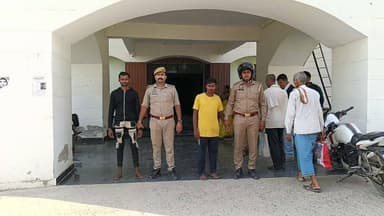 पुरानी रंजिश में युवक की हत्या मामले में पुलिस की बड़ी कार्रवाई
कौशाम्बी में पुरानी रंजिश के चलते 23 वर्षीय युवक की पिटाई के बाद हुई मौत के मामले में पुलिस ने त्वरित कार्रवाई करते हुए दो नामजद आरोपियों को गिरफ्तार कर जेल भेज दिया है।
घटना के बाद परिजनों की तहरीर पर हत्या का मुकदमा दर्ज किया गया था। पुलिस ने जांच और दबिश के दौरान दोनों आरोपियों को गिरफ्तार कर न्यायालय में पेश किया, जहां से उन्हें न्यायिक अभिरक्षा में जेल भेज दिया गया।
पुलिस का कहना है कि मामले में विधिक कार्रवाई जारी है।
#kaushambivoice #UttarPradesh #Kaushambi #BreakingNews #CrimeNews #UPNews #justice Jitendra Marshal Comm Kaushambi Voice जर्नलिस्ट शनि राज वर्मा