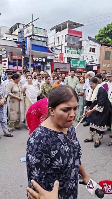 देहरादून में केंद्रीय शिक्षा मंत्री प्रल्हाद जोशी के खिलाफ महिला कांग्रेस का जोरदार प्रदर्शन
प्रदेश कांग्रेस कार्यालय के बाहर महिला कांग्रेस कार्यकर्ताओं ने प्रदेश अध्यक्ष ज्योति रौतेला के नेतृत्व में नारेबाजी करते हुए पुतला दहन किया। कांग्रेस ने गंभीर आरोपों को लेकर भाजपा सरकार पर निशाना साधा और कहा कि ऐसे व्यक्ति को शिक्षा मंत्रालय की जिम्मेदारी देना दुर्भाग्यपूर्ण है।
#Dehradun #Congress #MahilaCongress #PrahladJoshi #Uttarakhand #Politics #रैबार_पहाड़_का