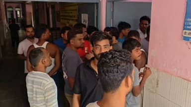 🚨 #ब्रेकिंग_न्यूज़ | #बाराबंकी
💥 तेज रफ्तार प्राइवेट एंबुलेंस की टक्कर से दर्दनाक हादसा, बुजुर्ग महिला की मौत
बाराबंकी के लोनी कटरा थाना क्षेत्र में त्रिवेदीगंज कट के पास एक तेज रफ्तार प्राइवेट एंबुलेंस ने स्कूटी सवार बुजुर्ग दंपति को जोरदार टक्कर मार दी।
हादसे में रामावती पत्नी लक्ष्मी नारायण, निवासी कबीरपुर, थाना गोसाईगंज (लखनऊ) गंभीर रूप से घायल हो गईं। स्थानीय लोगों की मदद से दोनों घायलों को तत्काल सीएचसी त्रिवेदीगंज पहुंचाया गया, जहां चिकित्सकों ने रामावती को मृत घोषित कर दिया।
वहीं गंभीर रूप से घायल लक्ष्मी नारायण को प्राथमिक उपचार के बाद बेहतर इलाज के लिए जिला अस्पताल रेफर किया गया।
🚔 पुलिस ने मौके पर पहुंचकर आवश्यक कार्रवाई शुरू कर दी है। हादसे के कारण कुछ देर तक क्षेत्र में अफरा-तफरी का माहौल रहा।
🕉️ ईश्वर दिवंगत आत्मा को शांति प्रदान करें एवं शोकाकुल परिवार को इस कठिन समय में संबल दें।
#Barabanki #BreakingNews #RoadAccident #LoniKatra #Trivediganj #SadNews #UPNews #RaviGupta #खबरहलचल