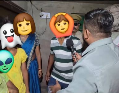 🚨 7 साल बाद लौटा पति... घर में मिले दो बच्चे, अब शुरू हुआ बड़ा विवाद! 😲
सोशल मीडिया पर एक वीडियो तेजी से वायरल हो रहा है, जिसमें दावा किया जा रहा है कि शादी के तुरंत बाद पति रोज़गार की तलाश में लुधियाना चला गया और करीब 7 साल तक घर नहीं लौटा।
वीडियो में लौटने के बाद पति का आरोप है कि "जब हमारे बीच कभी पति-पत्नी का रिश्ता ही नहीं बना, तो ये दोनों बच्चे मेरे कैसे हो सकते हैं? मैं इन्हें अपना नहीं मानता।"
वहीं पत्नी का कहना है कि दोनों बच्चे उसी के पति के हैं और पति के सभी आरोप पूरी तरह गलत हैं।
📌 इस वायरल वीडियो की सत्यता और दावों की स्वतंत्र रूप से पुष्टि नहीं हुई है। संबंधित पक्षों के दावे अलग-अलग हैं।
💬 आपकी क्या राय है? अपनी प्रतिक्रिया कमेंट में जरूर दें।
#ViralVideo #SocialMedia #Trending #NewsUpdate #FacebookNews