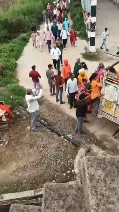 बुधवार को गुरु पूर्णिमा के अवसर पर ब्रह्माणी देवी मंदिर जाने के लिए उमड़ी भीड़