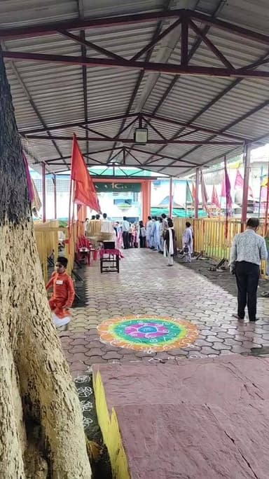 🙏 गुरु पूर्णिमा पर उमड़ा आस्था का जनसैलाब 🙏
📍 बैतूल के खंजनपुर स्थित सबसे प्राचीन धुनी वाले दादा की कुटी में गुरु पूर्णिमा के पावन अवसर पर हजारों श्रद्धालुओं ने पहुंचकर गुरु के चरणों में शीश नवाया।
🌼 सुबह से ही दर्शन के लिए श्रद्धालुओं की लंबी कतारें लगी रहीं। पूरे परिसर में भक्ति और श्रद्धा का अद्भुत माहौल देखने को मिला। इस अवसर पर भव्य भजन संध्या और विशाल भंडारे का आयोजन किया गया, जिसमें बड़ी संख्या में श्रद्धालु शामिल हुए।
👮 श्रद्धालुओं की सुरक्षा और सुचारु व्यवस्था के लिए पुलिस प्रशासन द्वारा व्यापक इंतज़ाम किए गए हैं, ताकि सभी श्रद्धालु सुरक्षित और सहज रूप से दर्शन का लाभ ले सकें।
🕉️ गुरु पूर्णिमा के इस पावन अवसर पर धुनी वाले दादा की कुटी श्रद्धा, सेवा और भक्ति का केंद्र बनी हुई है।
📹 वीडियो को पूरा देखें, लाइक करें, शेयर करें और हमारे पेज को फॉलो करना न भूलें।
#GuruPurnima #धुनीवालेदादा #Khajanpur #Betul #गुरुपूर्णिमा #आस्था #सनातनसंस्कृति #भजनसंध्या #भंडारा #BetulNews #MadhyaPradesh #MPNews #BreakingNews #ViralNews #Trending #Reels #Shorts #NewsUpdate #India