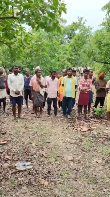 पेड़ से लटका मिला ग्रामीण का शव, घटनास्थल से टॉर्च व बोतल बरामद, हत्या या आत्महत्या, हर एंगल से जांच में जुटी पुलिस ।
#Garhwa #Jharkhand #BreakingNews #CrimeNews #PoliceInvestigation #MysteryDeath #Justice #LocalNews