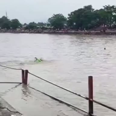 हरिद्वार स्थित कांगड़ा घाट पर नहाने के दौरान एक शिवभक्त गंगा के तेज बहाव में बहने लगा। इसी दौरान वहां मौजूद #UttarakhandPolice SDRF के कांस्टेबल नितेश खेतवाल ने कड़ी मशक्कत के बाद युवक को सकुशल बचा लिया।
#KanwarYatra2026
#kanwaryatra