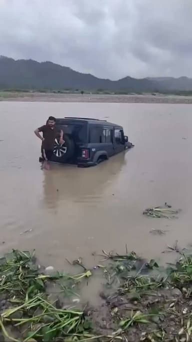 एडवेंचर नहीं, समझदारी चुनिए…
एक गलती आपकी जान पर भारी पड़ सकती है।
🚗🌧️ उफनती नदी स्टंट की जगह नहीं, सुरक्षित दूरी ही सबसे बड़ी समझदारी है।
रोमांच के चक्कर में जोखिम न लें, परिवार आपका सुरक्षित लौटना चाहता है।
#उत्तराखंड