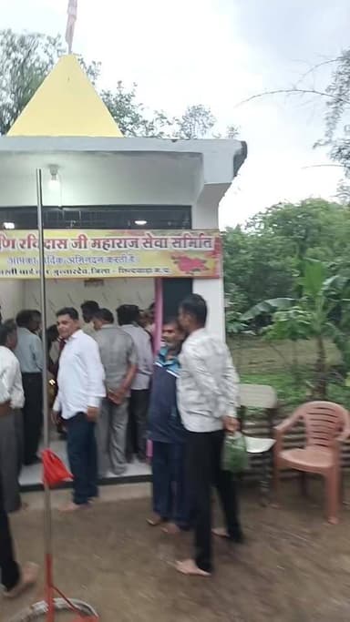 भाजपा ने संत शिरोमणि रविदास मंदिर में दीप प्रज्वलित कर मनाई जयंती, समरसता संकल्प अभियान का किया शुभारंभ
भाजपा नगर मंडल जुन्नारदेव द्वारा संत शिरोमणि गुरु रविदास महाराज जी की 650वीं जयंती वर्ष के उपलक्ष्य में समरसता संकल्प अभियान अंतर्गत दीप महोत्सव का आयोजन किया गया।
इस अवसर पर संत रविदास जी के मंदिर में दीप प्रज्वलित कर उन्हें श्रद्धापूर्वक नमन किया गया। उपस्थित कार्यकर्ताओं ने संत रविदास जी के बताए मार्ग पर चलने एवं समाज में समरसता, समानता और भाईचारे का संदेश जन-जन तक पहुंचाने का संकल्प लिया।
कार्यक्रम में भाजपा पदाधिकारी, जनप्रतिनिधि एवं कार्यकर्ता बड़ी संख्या में उपस्थित रहे।
"संत रविदास जी के विचारों से प्रेरित होकर समरस समाज के निर्माण का संकल्प ही समरसता संकल्प अभियान का उद्देश्य है।"
भारतीय जनता पार्टी जुन्नारदेव विधानसभा
#समरसता_संकल्प_अभियान
#संत_रविदास_जयंती
#भाजपा_नगर_मंडल_जुन्नारदेव
#BJPChhindwara #Junnardeo