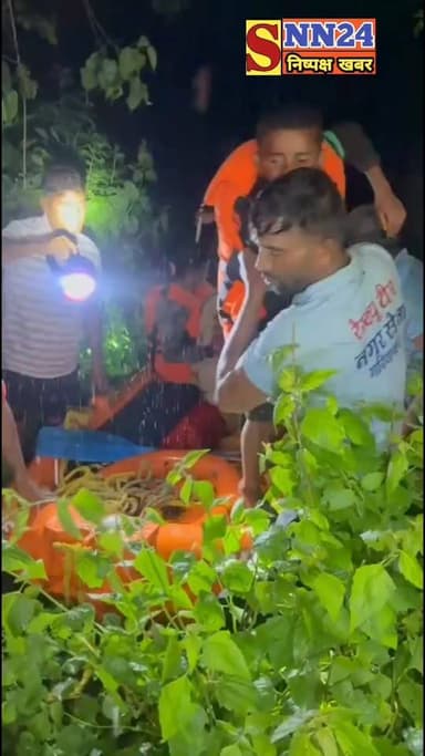 गरियाबंद में 4 घंटे का रेस्क्यू ऑपरेशन: बाढ़ से घिरे परिवार के 5 सदस्य सुरक्षित, 300 गायें अब भी फंसीं
#Gariaband #FloodRescue #Chhattisgarh #HeavyRain #FloodAlert #DisasterResponse #NagarSena #RescueOperation #BreakingNews #CGNews #Monsoon #FloodUpdate #SNN24 #HindiNews #ViralNews