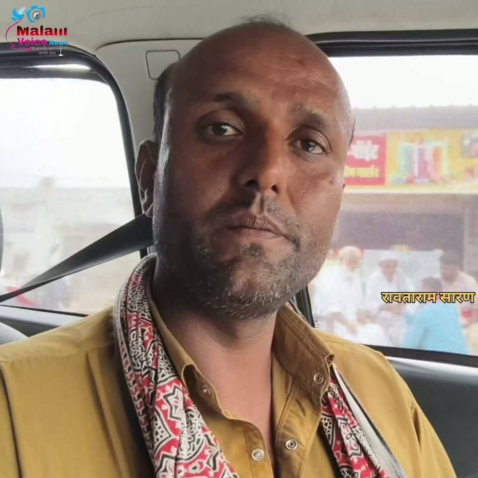 गुड़ामालानी में दिनदहाड़े हमला, दो युवकों के अपहरण का आरोप: पुलिस ने एक आरोपी को किया गिरफ्तार, अपहृत युवक सकुशल बरामद
बालोतरा जिले के गुड़ामालानी थाना क्षेत्र में दिनदहाड़े दो युवकों के कथित अपहरण और मारपीट का मामला सामने आया है। मामले में पुलिस ने त्वरित कार्रवाई करते हुए अपहृत युवक को सकुशल बरामद कर लिया है, जबकि एक आरोपी को गिरफ्तार किया गया है। पीड़ित सलीम खां पुत्र उम्मेद अली, निवासी छाजाला (बागोड़ा, जालोर) ने गुड़ामालानी थाने में रिपोर्ट दर्ज कराई है। रिपोर्ट के अनुसार, 23 जुलाई को वह अपने साथी मीर मोहम्मद के साथ मोटरसाइकिल से तथा उनके रिश्तेदार पिकअप वाहन में गुड़ामालानी से छाजाला गांव जा रहे थे। आरोप है कि भेड़ाणा गांव से करीब दो किलोमीटर पहले एक सफेद बोलेरो कैंपर, एक पिकअप और मोटरसाइकिल पर सवार लोगों ने उनका रास्ता रोक लिया। शिकायत के अनुसार आरोपियों ने पहले मोटरसाइकिल को टक्कर मारकर दोनों को नीचे गिरा दिया, फिर लाठियों से मारपीट की। इसके बाद इस्माइल खां को जबरन बोलेरो कैंपर में बैठाकर ले जाने का आरोप लगाया गया। वहीं मीर मोहम्मद के भी लापता होने का दावा करते हुए उनके अपहरण की आशंका जताई गई। पीड़ित ने बताया कि वे व्यापार का कार्य करते हैं तथा इस्माइल खां के पास करीब ढाई लाख रुपए भी थे। एफआईआर में गफूर, साले मोहम्मद, वाली मोहम्मद, लतीफ खां, बिलाल खां, सकुर खां और आहामद खां को नामजद आरोपी बनाया गया है। इसके अलावा 10-12 अन्य लोगों के भी घटना में शामिल होने का आरोप लगाया गया है। घटना की सूचना मिलते ही गुड़ामालानी पुलिस मौके पर पहुंची और जांच शुरू की। एएसआई निंबाराम ने बताया कि युवक के अपहरण की सूचना पर पुलिस ने तत्काल कार्रवाई करते हुए उसे सकुशल बरामद कर लिया। मामले में नामजद आरोपी साले मोहम्मद को गिरफ्तार कर लिया गया है। पुलिस अन्य आरोपियों की तलाश में दबिश दे रही है तथा मामले की जांच जारी है। Balotra Police Rajasthan Police