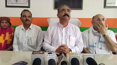 देहरा ।। News123 ।। देहरा में भाजपा की जीत के बाद भाजपा कार्यालय में पूर्व मंत्री बिक्रम ठाकुर की प्रेसवार्ता साथ रहे गगरेट के पूर्व विधायक राजेश जिलाध्यक्ष अजय खट्टा पंचायत समिति के नवनिर्वाचित अध्यक्ष विनोद कुमार व उपाध्यक्ष रुबीना