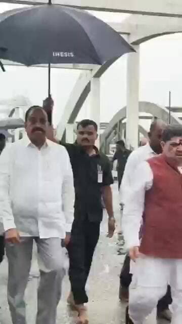 వేములవాడ పట్టణంలో తిప్పాపూర్ వద్ద మూల వాగు లో గంగమ్మ తల్లికి పూజలు చేసిన మంత్రులు.
