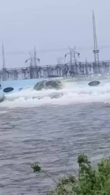 నందిమేడారం గాయత్రి పంప్ హౌస్ రెండుపంప్ లను ఆన్ చేసి 6,300 క్యూసెక్కుల నీటినిఎత్తిపోస్తున్న మోటార్ లు