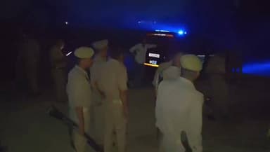 संभल में गो तस्कर सूरज पुलिस मुठभेड़ में गिरफ्तार अन्य लोगों की तलाश के लिए जंगल में कांबिंग जारी
संभल मे पुलिस और बदमाश मे देर रात हुई मुठभेड,गौतस्कर को पुलिस ने मुठभेड मे किया गिरफ्तार, 25 जुलाई को एक गोवंश तस्करी के आरोप मे बदमाश के पैर मे लगी गोली,बदायूं जनपद का निवासी है सूरज नामक बदमाश, बहजोई थाना क्षेत्र के पवांसा- आटा लिंक रोड का मामला।
