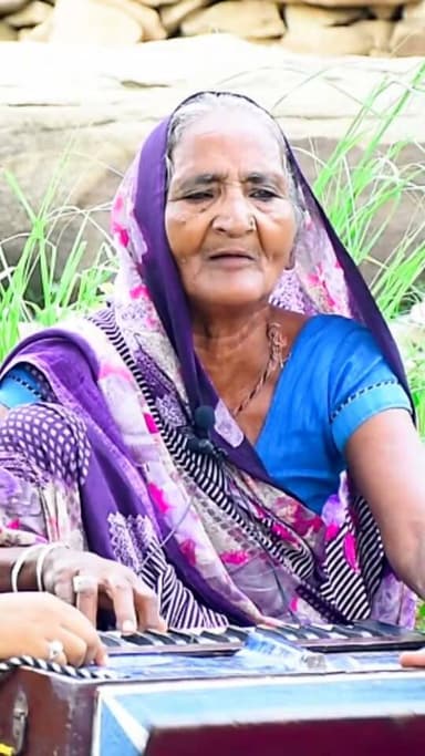 🎤❤️ 90 साल की दादी ने गाया "हमें क्या हो गया है"... और उनकी सुरीली आवाज़ ने हर किसी का दिल जीत लिया! 🥹🌸
कहते हैं, उम्र नहीं... हुनर बोलता है।
दादी की मधुर गायकी सुनकर लोग भावुक हो गए और उनकी जमकर तारीफ़ कर रहे हैं। 🙏🎶
👉 वीडियो पसंद आए तो Like ❤️ | Comment 💬 | Share 📲 ज़रूर करें और ऐसे ही देहाती, लोक एवं मधुर गीतों के लिए Follow/Subscribe करना न भूलें।
#DadiSinger #90YearsOld #OldIsGold #DesiTalent #VillageTalent #BhojpuriTalent #HindiSong #HeartTouching #IndianMusic #Singer #TrendingVideo #ViralVideo #ViralReels #ReelsIndia #MusicLovers #Inspiring #DehatiGana #TalentKnowsNoAge