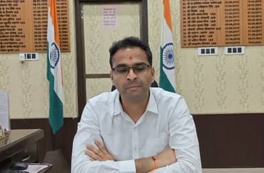 📹 श्रावण मास की तैयारियों के संबंध में जिलाधिकारी की विशेष बाइट।
श्रावण मास में श्रद्धालुओं की सुविधा, सुरक्षा, स्वच्छता, यातायात व्यवस्था और सभी आवश्यक तैयारियों को लेकर जिलाधिकारी ने दिए महत्वपूर्ण निर्देश।
पूरी बाइट देखें और जानें प्रशासन की तैयारियों की पूरी जानकारी।
DM Deoria
#Deoria #Shravan2026 #DMDeoria #श्रावण_मास #DeoriaPost