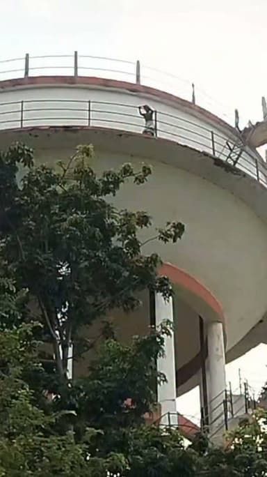 ब्रेकिंग न्यूज़ | प्रयागराज
प्रयागराज के जसरा ब्लॉक के तातारगंज में पानी की टंकी पर चढ़ा 50 वर्षीय व्यक्ति, पुलिस-प्रशासन मौके पर डटा
प्रयागराज। जिले के विकासखंड जसरा के तातारगंज में सोमवार सुबह उस समय हड़कंप मच गया, जब करीब 50 वर्षीय एक व्यक्ति अचानक ऊंची पानी की टंकी पर चढ़ गया। घटना की जानकारी मिलते ही क्षेत्र में अफरा-तफरी का माहौल बन गया और बड़ी संख्या में ग्रामीण मौके पर जुट गए।
सूचना पर स्थानीय पुलिस और प्रशासनिक अधिकारी तत्काल घटनास्थल पहुंचे। एहतियात के तौर पर टंकी के आसपास का क्षेत्र खाली कराया गया और लोगों से सुरक्षित दूरी बनाए रखने की अपील की गई। इसके बाद अधिकारियों ने टंकी पर मौजूद व्यक्ति से बातचीत शुरू कर उसे शांतिपूर्वक नीचे उतरने के लिए समझाने का प्रयास शुरू किया।
फिलहाल यह स्पष्ट नहीं हो सका है कि व्यक्ति किन कारणों से टंकी पर चढ़ा। पुलिस उसके परिजनों और स्थानीय लोगों से पूछताछ कर पूरे मामले की जानकारी जुटा रही है। किसी भी अप्रिय स्थिति से निपटने के लिए मौके पर पर्याप्त पुलिस बल तैनात कर दिया गया है।
घटना की खबर फैलते ही आसपास के गांवों से भी लोग मौके पर पहुंचने लगे, जिससे काफी देर तक भीड़ लगी रही। प्रशासन ने लोगों से अफवाहों पर ध्यान न देने और कानून-व्यवस्था बनाए रखने में सहयोग करने की अपील की है।