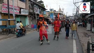 मोकामा के युवाओं की अनोखी शिव भक्ति: पैदल नहीं, स्केटिंग करते हुए देवघर में बाबा धाम के लिए हुए रवाना
सावन की पहली सोमवारी और सावन महीने की शुरुआत के साथ ही चारों तरफ हर-हर महादेव की गूंज सुनाई दे रही है। श्रद्धालु बाबा भोलेनाथ का जलाभिषेक करने के लिए सुल्तानगंज से जल भरकर पैदल देवघर धाम की ओर बढ़ रहे हैं। लेकिन इस बीच बिहार के मोकामा से शिव भक्ति का एक अनोखा और प्रेरणादायी रूप सामने आया है। मोकामा के लगभग एक दर्जन युवाओं ने इस बार पैदल चलने के पारंपरिक तरीके से अलग हटकर, स्केटिंग करते हुए बाबा भोलेनाथ की नगरी देवघर (झारखंड) जाने का साहसिक फैसला लिया है।
सावन के पहले ही दिन मोकामा के इन युवाओं का यह जत्था हाथ में गंगाजल और दिल में अपार भक्ति लिए देवघर के लिए रवाना हुआ। युवाओं के चेहरे पर बाबा धाम पहुंचने का एक अलग ही उत्साह और जोश साफ छलक रहा था।
बातचीत के दौरान इन युवाओं ने बताया कि अक्सर लोग सुल्तानगंज से पैदल देवघर की कठिन यात्रा तय करते हैं, लेकिन वे कुछ अलग करके अपनी भक्ति प्रकट करना चाहते थे। उन्होंने साझा किया कि यह उनके लिए कोई पहला मौका नहीं है; इससे पहले भी वे मात्र 52 दिनों में स्केटिंग के जरिए ही खाटू श्याम, ओंकारेश्वर और देश के कई अन्य प्रसिद्ध धार्मिक स्थलों की सफल यात्रा कर चुके हैं।
युवाओं का कहना है कि यात्रा के दौरान राह में मिलने वाले अन्य कांवड़िये और आम लोग उनके इस हुनर और जज्बे को देखकर काफी हैरान होते हैं। रास्ते में हर कोई उनकी मदद के लिए आगे आता है और पूरा सहयोग देता है। मोकामा के इन जांबाज शिवभक्तों की यह स्केटिंग यात्रा पूरे क्षेत्र में चर्चा का विषय बनी हुई है।
#Mokama #मोकामा #AnantSingh #देवघर #jharkhand