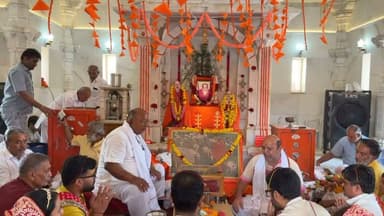 गुरुपूर्णिमा पर भादरिया मंदिर व जंगलिया हनुमान मंदिर में उमड़ा श्रद्धा का सैलाब
पोकरण : क्षेत्र में गुरुपूर्णिमा का पर्व बुधवार को श्रद्धा और भक्ति के साथ मनाया गया। भादरिया मंदिर में देर रात भव्य रात्रि जागरण का आयोजन हुआ, जबकि सुबह संत हरिवंश सिंह निर्मल (भादरिया महाराज) की समाधि एवं मंदिर परिसर में देश के विभिन्न हिस्सों से पहुंचे श्रद्धालुओं ने पूजा-अर्चना कर आशीर्वाद लिया।
संस्था के सचिव जुगल किशोर आसेरा ने बताया कि भादरिया धाम में आज भी गुरु-शिष्य परंपरा जीवंत है। उन्होंने कहा कि भादरिया महाराज के गौसेवा, नशा मुक्ति और शिक्षा के संकल्प को संस्था निरंतर आगे बढ़ा रही है। प्रातःकालीन आरती एवं पूजा में बाहर से आए भक्तों के साथ संस्था के सेवाकार्य से जुड़े अशोक कुमार, सुनील राठी, मूल सिंह, हाथी सिंह सहित अनेक श्रद्धालु उपस्थित रहे।
इधर, पोकरण स्थित जंगलिया हनुमान मंदिर में भी ओम जी महाराज के सानिध्य में गुरुपूर्णिमा पर विभिन्न धार्मिक आयोजन हुए। मंदिर में दिनभर श्रद्धालुओं का तांता लगा रहा। भक्तों ने ओम जी महाराज का आशीर्वाद प्राप्त कर प्रसादी ग्रहण की तथा गुरु के प्रति अपनी श्रद्धा व्यक्त की।