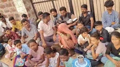 उजला / भीलो की ढाणी
स्कूल छात्रो व छात्रो के परिवजनो ने हरी सिंह उज्ज्वल के स्कूल के पदस्थापन को लेकर स्कूल के आगे एडवोकेट कैलाश भील उजला के नेतृत्व मे कर रहे विरोध प्रदर्शन टीचर के उपर चाल चालन को लेकर उठे सवाल टीचर पर विभाग मे चल रही है जाच !
दो दिन से बच्चे नही आ रहे थे स्कूल आज परिजनो के साथ बैठे धरने पर