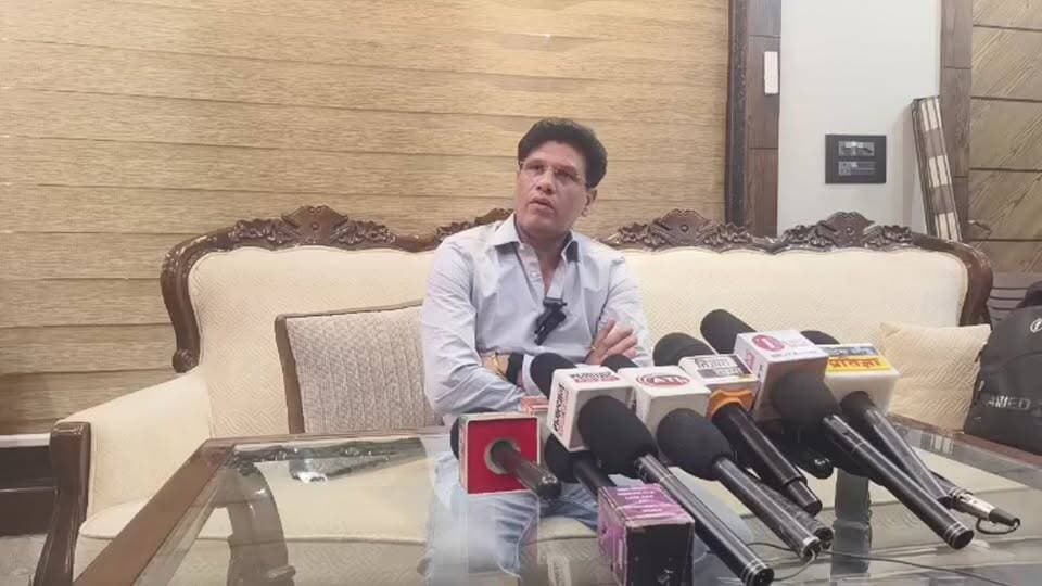 भाजपा पूर्व जिला प्रमुख प्रत्याशी रामवीर यादव (शाहबादी) ने की प्रेस कांफ्रेंस विकास के दावे क्या हुए सफल 4 अगस्त को तिजारा विधानसभा के लोगों के साथ नसिया जी में मनायेंगे जन्मदिन
Bhupender Yadav BJP Mahant Balaknath Yogi Sanjay Sharma Tika Ram Jully Bhanwar Jitendra Singh #todaynews #Bhiwadi #Kotkasim #tijara #kotputli #khairtha #Baansur #alwar #Kisngardbaas #jaipur