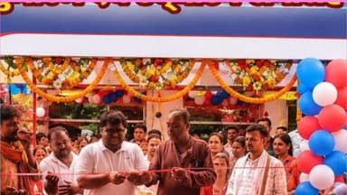 🎉 मानपुर में मंजू टीवीएस शोरूम का भव्य शुभारंभ 🚩
भगवान जगन्नाथ रथ यात्रा के पावन अवसर पर चंदनकियारी के मानपुर मोड़, झरिया रोड स्थित मंजू टीवीएस शोरूम का विधिवत पूजा-अर्चना एवं फीता काटकर शुभारंभ किया गया।
इस अवसर पर टीवीएस सुमंगलम के दीपक अग्रवाल, सांसद प्रतिनिधि विश्वनाथ ठाकुर एवं समाजसेवी दिलीप ओझा ने संयुक्त रूप से उद्घाटन किया। कार्यक्रम में आसपास के गांवों के ग्रामीण, दुकानदार, बोकारो-धनबाद से आए अतिथि तथा बड़ी संख्या में महिलाएं, पुरुष और बच्चे उपस्थित रहे।
अब मानपुर एवं आसपास के ग्रामीण क्षेत्र के लोगों को टीवीएस के दोपहिया वाहन, स्कूटी, मोटरसाइकिल तथा सर्विस की सुविधा अपने क्षेत्र में ही उपलब्ध होगी।
🎁 शुभारंभ के अवसर पर ग्राहकों के लिए विशेष ऑफर एवं आकर्षक छूट की भी घोषणा की गई है।
मानपुर और आसपास के सभी लोगों को नए शोरूम के शुभारंभ की हार्दिक शुभकामनाएं। यह पहल क्षेत्र के विकास और लोगों की सुविधा की दिशा में एक महत्वपूर्ण कदम है।
📍 स्थान: मानपुर मोड़, झरिया रोड, चंदनकियारी
#ManjuTVS #TVS #Chandankiyari #Manpur #Jharkhand #JagannathRathYatra #GrandOpening #News11Bharat #सच_है_तो_दिखेगा