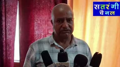 भुंतर सब्जी मंडी में मीडिया कवरेज रोकने के मामले में एपीएमसी सख्त, आढ़ती से मांगा स्पष्टीकरण
भुंतर। भुंतर सब्जी मंडी में बोली प्रक्रिया की वीडियो कवरेज रोकने के मामले में एपीएमसी कुल्लू एवं लाहौल-स्पीति ने कड़ा रुख अपनाया है। मामले का संज्ञान लेते हुए संबंधित आढ़ती से स्पष्टीकरण तलब किया गया है।
सब्जी मंडी भुंतर के इंचार्ज हरीश ने संबंधित आढ़ती को भविष्य में इस तरह की किसी भी घटना की पुनरावृत्ति न करने के सख्त निर्देश दिए हैं। उन्होंने स्पष्ट किया कि मंडी की बोली प्रक्रिया पूरी तरह पारदर्शी है और ऐसी घटनाओं से मंडी की निष्पक्षता व पारदर्शिता पर सवाल खड़े हो सकते हैं, जिसे किसी भी सूरत में स्वीकार नहीं किया जाएगा।
गौरतलब है कि गत दिनों भुंतर सब्जी मंडी में शर्मा फ्रूट कंपनी, दुकान नंबर-16 के आढ़ती द्वारा मीडिया कर्मियों को बोली प्रक्रिया की वीडियो कवरेज करने से रोक दिया गया था। इस घटना के बाद किसानों, बागवानों और विभिन्न सामाजिक संगठनों ने नाराजगी व्यक्त करते हुए मंडी में पारदर्शिता बनाए रखने और मीडिया को स्वतंत्र रूप से कवरेज करने देने की मांग उठाई थी।
अब एपीएमसी की कार्रवाई के बाद यह स्पष्ट संदेश गया है कि मंडी की पारदर्शिता से समझौता नहीं किया जाएगा और भविष्य में इस तरह की घटनाओं को बर्दाश्त नहीं किया जाएगा।
▶️ पूरी जानकारी के लिए वीडियो देखें और ऐसी ही निष्पक्ष व भरोसेमंद स्थानीय खबरों के लिए हमारे चैनल को Follow करना न भूलें।