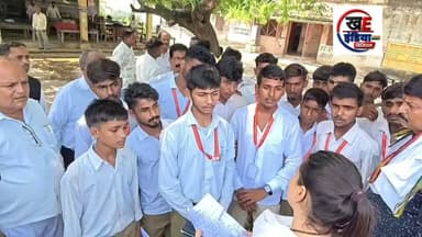 रायबरेली में अब जेन-ज़ी के बाद जेन-अल्फा भी अपनी समस्याओं को लेकर संगठित और अहिंसक आंदोलन का रास्ता अपना रही है। महाराजगंज तहसील स्थित राजा चंद्रचूड़ सिंह विद्यापीठ इंटर कॉलेज के छात्र-छात्राओं ने स्कूल मार्ग पर जलभराव की समस्या के विरोध में कक्षाओं का बहिष्कार कर प्रदर्शन शुरू कर दिया।
छात्रों का कहना है कि बारिश के दौरान कॉलेज के पिछले रास्ते पर इतना जलभराव हो जाता है कि स्कूल आना-जाना मुश्किल हो जाता है। पहले उन्होंने कॉलेज के प्रिंसिपल से इस समस्या के समाधान की मांग की, लेकिन जब कोई ठोस कार्रवाई नहीं हुई तो छात्रों ने शांतिपूर्ण आंदोलन शुरू कर दिया।
छात्रों के प्रदर्शन के बाद प्रशासन हरकत में आया और तहसीलदार स्वयं मौके पर पहुंचे। उन्होंने छात्रों से ज्ञापन लिया और भरोसा दिलाया कि जलभराव की समस्या के समाधान के लिए जल्द आवश्यक कार्रवाई की जाएगी।
यह पूरा मामला रायबरेली की महाराजगंज तहसील स्थित राजा चंद्रचूड़ सिंह विद्यापीठ इंटर कॉलेज का है, जहां छात्रों के इस शांतिपूर्ण आंदोलन ने स्थानीय प्रशासन को मौके पर पहुंचने और उनकी मांगों पर संज्ञान लेने के लिए मजबूर कर दिया।