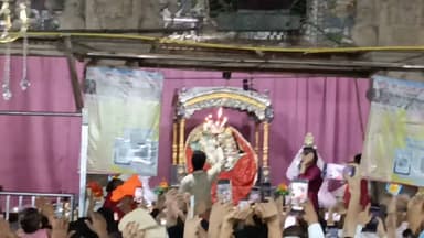 🌸 श्रावण मास के प्रथम दिवस बरसाना धाम में श्रीजी राधारानी की संध्या आरती के दिव्य दर्शन कर श्रद्धालु भक्ति रस में सराबोर हो उठे। मंदिर परिसर में गूंजते "राधे-राधे" के जयघोष, घंटों-घड़ियालों की मधुर ध्वनि और दीपों की दिव्य आभा ने पूरे वातावरण को भक्तिमय बना दिया। श्रद्धालुओं ने श्रीजी के पावन चरणों में शीश नवाकर सुख, समृद्धि, उत्तम स्वास्थ्य और विश्व कल्याण की प्रार्थना की। संध्या आरती के मनमोहक दर्शन ने प्रत्येक भक्त के हृदय में श्रद्धा, प्रेम और आध्यात्मिक आनंद का संचार कर दिया। बरसाना धाम की यह अलौकिक छटा हर भक्त के लिए अविस्मरणीय बन गई।
जय श्री राधे राधे