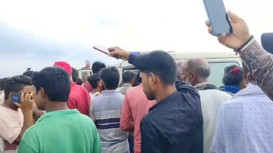 लौचा पुल पर सड़क हादसा, युवक की इलाज के दौरान मौत
बहादुरगंज थाना क्षेत्र के लौचा पुल के समीप अज्ञात वाहन की चपेट में आने से बाइक सवार युवक गंभीर रूप से घायल हो गया। इलाज के दौरान उसकी मौत हो गई। मृतक की पहचान टेढ़ागाछ प्रखंड के डाकपोखर पंचायत स्थित कुछहा बेणुगढ़ निवासी राजा कुमार दास के रूप में हुई। वह पिता के लिए दवा खरीदने बहादुरगंज जा रहा था। घटना के बाद गांव में मातम पसरा है।
