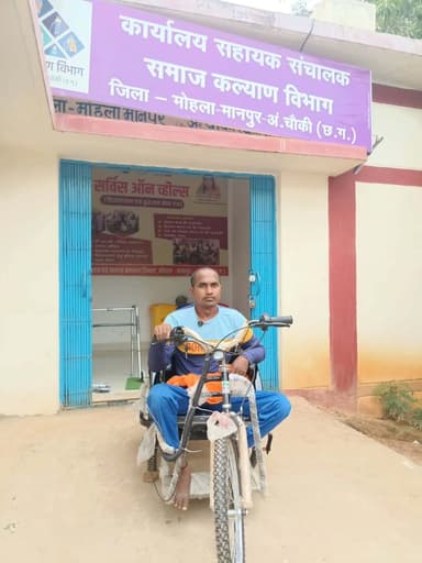 मुख्यमंत्री श्री विष्णुदेव साय के नेतृत्व में संचालित जनकल्याणकारी योजनाएँ जरूरतमंदों के जीवन में सकारात्मक परिवर्तन ला रही हैं।
जनकल्याणकारी योजना के तहत जिला प्रशासन एवं समाज कल्याण विभाग द्वारा बैटरी चालित ट्राइसाइकिल ने बदली निमेष कुमार की जिंदगी, आवागमन और दैनिक कार्य हुआ आसान
- दुकान संचालन हुआ पहले से बेहतर, परिवार की कर रहे आर्थिक सहायता
#mmacdistrict_cg
#chhattishgarh #GoodGovernance
@chhattisgarhcmo @dpr.chhattisgarh