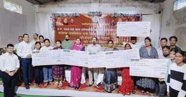 जिले के निर्माण श्रमिकों के सशक्तिकरण, सामाजिक सुरक्षा एवं शासन की कल्याणकारी योजनाओं का लाभ अधिक से अधिक श्रमिकों तक पहुंचाने के उद्देश्य से आज मोहला स्थित वन-धन केंद्र में जिला स्तरीय श्रमिक सम्मेलन का आयोजन किया गया।
-हर पात्र श्रमिक तक योजनाओं का लाभ पहुंचाना सरकार की प्राथमिकता-राज्य मंत्री दर्जा प्राप्त श्री योगेश दत्त मिश्रा
- जिला स्तरीय श्रमिक सम्मेलन में श्रमिक हितों एवं कल्याणकारी योजनाओं पर हुई विस्तृत चर्चा
- श्रमिकों को विभिन्न योजनाओं का मिला लाभ, सहायता राशि के चेक वितरित
- श्रमिक सम्मेलन में हितग्राहियों का सम्मान, नशा मुक्ति का दिलाया संकल्प
#mmacdistrict_cg #chhattishgarh #GoodGovernance
@chhattisgarhcmo @dpr.chhattisgarh