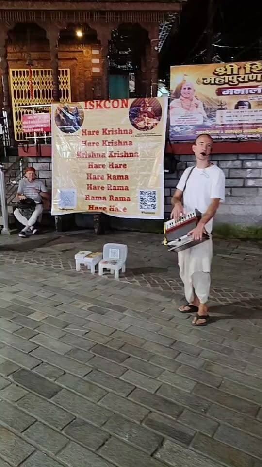 मनाली के माल रोड पर जब गूँजी श्रीकृष्ण की भक्ति! 🌸✨
दुर्गा माता मंदिर के बाहर तीन विदेशी सैलानियों (अंग्रेज़ों) ने ऐसे कृष्ण भजन गाए कि पूरा माल रोड झूम उठा। संगीत और भक्ति की कोई सरहद नहीं होती! ❤️🚩
📹 Live with ।। अतुल वर्मा ।।
📍 माल रोड, मनाली
#Manali #MallRoadManali #KrishnaBhajan #DevotionHasNoBorders #HimachalPradesh #AtulVerma #SpiritualVibes #CultureConnects