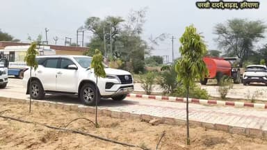 कादमा बना हरित अभियान का केंद्र, कैबिनेट मंत्री ने किया पौधारोपण
चरखी दादरी (हरियाणा)
गांव कादमा (बाढ़डा) शिव योगी
गांव कादमा में आयोजित 77वें जिला स्तरीय वन महोत्सव एवं पौधारोपण अभियान का शुभारंभ हरियाणा सरकार के कैबिनेट मंत्री डॉ. अरविंद कुमार शर्मा ने पौधारोपण कर किया।
इस अवसर पर उपायुक्त मनदीप कौर, बाढड़ा विधायक उमेद सिंह पातुवास, चरखी दादरी विधायक सुनील सांगवान, भाजपा जिला अध्यक्ष सुनील इंजीनियर, वन विभाग के अधिकारी, विभिन्न राजनीतिक दलों के प्रतिनिधि, सामाजिक संगठनों के पदाधिकारी एवं बड़ी संख्या में गणमान्य नागरिक उपस्थित रहे।
#VanMahotsav2026 #PlantationDrive #CharkhiDadri #Kadma #Haryana