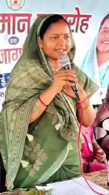 मंत्री लक्ष्मी राजवाड़े ने बिहारपुर क्षेत्र के लोगों को जानकारी दे रहीं