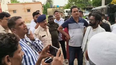 मृत युवक आरिफ अंसारी का शव लेकर ग्रामीण पहुंचे गोबिंदपुर थाना, थाना प्रभारी ने 72 घंटे में आरोपियों को गिरफ्तार करने का दिया आश्वासन