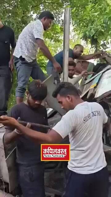 सिद्धार्थनगर: नींद की झपकी बनी हादसे की वजह, पेड़ से टकराकर पलटा ट्रक, ग्रामीणों ने बचाई चालक की जान
