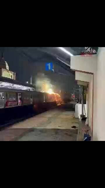 कोलकाता के दक्षिणेश्वर रेलवे स्टेशन पर ओवरहेड तार टूटने मची अफरा-तफरी, वीडियो सोशल मीडिया पर वायरल !