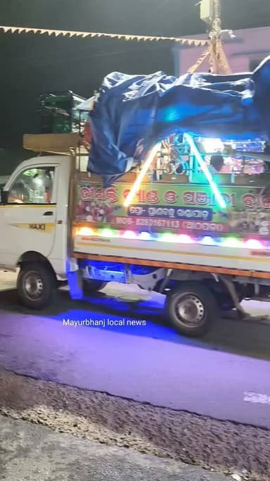 #ପବିତ୍ର "ଗୁରୁ ପୂର୍ଣ୍ଣିମା" ଅବସରରେ ପାଲିଙ୍କି ଯାତ୍ରା#
------------------------------------------
ବାରିପଦା ବାଘଡାରୋଦ ସ୍ଥିତ ଶିରିଡି ସାଇ ପରିବାର ତରଫରୁ ପବିତ୍ର "ଗୁରୁ ପୂର୍ଣ୍ଣିମା" ଅବସରରେ ପାଲିଙ୍କି ଯାତ୍ରା ଅନୁଷ୍ଠିତ ହୋଇଯାଇଛି I ସକାଳେ ସାଇ ବାବାଙ୍କ ଆରତୀ ପୂଜା ଅର୍ଚ୍ଚନା ପରେ ବାବାଙ୍କ ୧୦୮ ନାମ ଜପ ସହିତ "ଶ୍ରୀଗୁରୁ ଭାଗବତ ସମୂହ ଗାନ କରାଯାଇଥିଲା I ସନ୍ଧ୍ୟାରେ ଶହ ଶହ ଭକ୍ତଙ୍କ ଗହଣରେ ବାବାଙ୍କ ପାଲିଙ୍କି ଯାତ୍ରା ବାହାରି ବାଘଡାରୋଦ ମୁଖ୍ୟ ରାସ୍ତା ଦେଇ ବସଷ୍ଟାଣ୍ଡ, କଚେରୀ ବଜାର, ଏମ କେ ସି ହାଇସ୍କୁଲ, ବାଣ୍ଠିଆ ଜଗନ୍ନାଥ ମନ୍ଦିର, ଜୁବୁଲି ଲାଇବ୍ରେରୀ, କାଳୀ ମନ୍ଦିର ସାହି ଅତିକ୍ରମ କରି ମୂଳ ଆସ୍ଥାନକୁ ଫେରିଆସିଥିଲା I ସମସ୍ତଙ୍କୁ ସାଇ ପରିବାର ତରଫରୁ ପ୍ରସାଦ ବଣ୍ଟନ କରାଯାଥିଲା I ଶିରିଡି ପରିବାରର ମୁଖ୍ୟ ଉଦ୍ୟୋକ୍ତା ଡାକ୍ତର ରାଧାକୃଷ୍ଣ ବିଶ୍ୱାଳ କାର୍ଯ୍ୟକ୍ରମକୁ ସୁଚାରୁ ରୂପେ ସମ୍ପନ୍ନ କରିଥିବା ସମସ୍ତଙ୍କୁ କୃତଜ୍ଞତା ଜ୍ଞାପନ କରିଥିଲେ I