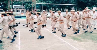 🚔 इटावा पुलिस लाइन में SSP ने की शुक्रवार परेड की सलामी, व्यवस्थाओं का लिया जायजा
इटावा के वरिष्ठ पुलिस अधीक्षक बृजेश कुमार श्रीवास्तव ने शुक्रवार को रिजर्व पुलिस लाइन में साप्ताहिक परेड की सलामी लेकर निरीक्षण किया। इस दौरान पुलिसकर्मियों से दौड़ व ड्रिल कराई गई। इसके बाद यूपी-112 पीआरवी वाहनों, मेस, एमटी शाखा, जिम, बैडमिंटन हॉल, पुलिस क्लब तथा आदेश कक्ष का निरीक्षण कर साफ-सफाई, रखरखाव और व्यवस्थाओं को लेकर आवश्यक दिशा-निर्देश दिए।
📍 स्थान: पुलिस लाइन, इटावा
#EtawahPolice #Etawah #UPPolice #DPSChannel