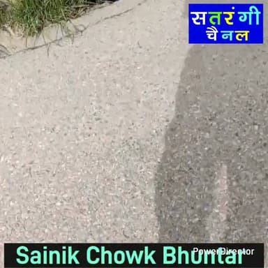 **भुंतर: लगातार दूसरे दिन भी नाली से बहा सीवरेज का गंदा पानी, सीधे व्यास नदी में मिल रहा दूषित जल**
**भुंतर, 31 जुलाई।** सैंनिक चौक, भुंतर में लगातार दूसरे दिन भी नाली से सीवरेज का गंदा पानी बहता रहा। स्थानीय लोगों के अनुसार यह दूषित पानी सीधे व्यास नदी में मिल रहा है, जिससे नदी के प्रदूषित होने का खतरा बढ़ गया है।
स्थानीय लोगों ने बताया कि संबंधित विभाग को इस समस्या का तुरंत समाधान करना चाहिए, क्योंकि सीवरेज का पानी खुले में बहने से दुर्गंध फैल रही है और आसपास के लोगों को भी परेशानी का सामना करना पड़ रहा है। लोगों ने प्रशासन से मांग की है कि व्यास नदी को प्रदूषण से बचाने के लिए प्रभावी कदम उठाए जाएं।