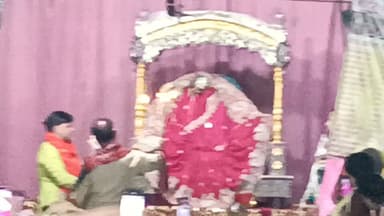 बरसाना। श्रावण मास के दूसरे दिन शुक्रवार की पावन बेला में श्रीजी बरसाना धाम में आयोजित मंगला आरती के दिव्य दर्शन का सौभाग्य हजारों श्रद्धालुओं को प्राप्त हुआ। ब्रह्ममुहूर्त में जैसे ही मंदिर के कपाट खुले, "राधे-राधे" के जयघोष से पूरा धाम भक्तिमय हो उठा। राधारानी के मनमोहक एवं अलौकिक स्वरूप के दर्शन कर श्रद्धालु भाव-विभोर हो गए।
मंदिर में गूंजते भजन-कीर्तन, शंखनाद और घंटों की मधुर ध्वनि ने वातावरण को पूरी तरह भक्तिमय बना दिया। देश-विदेश से आए श्रद्धालुओं ने श्रीजी के चरणों में शीश नवाकर सुख, शांति और समृद्धि की कामना की।
🌺 जय श्री राधे! श्रीजी की कृपा से श्रद्धालुओं का जीवन धन्य हुआ। 🦚