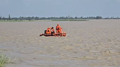 लखीमपुर-
नाव हादसे के बाद दो लापता लोगों की तलाश में जुटी एनडीआरएफ
कल नाव पलटने की घटना के बाद से लापता दो लोगों की तलाश के लिए एनडीआरएफ की टीम ने शुक्रवार सुबह से सर्च अभियान तेज कर दिया है। टीम लगातार नदी में खोजबीन कर रही है।
जानकारी के अनुसार, लापता लोगों में एक गंगाबेहड़ क्षेत्र का दूध वाला है तथा दूसरा नयागांव करसौर निवासी है। दोनों की तलाश के लिए राहत एवं बचाव अभियान लगातार जारी है। शेष लोग कल शाम को ही सुरक्षित बचा लिए गए थे । #highlightseveryone #followerseveryone #paliakalan #dudhwanationalpark