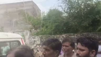 परबतसर (डीडवाना- कुचामन)
उपखंड कार्यालय में स्थित पानी की टंकी पर चढ़ा एक युवक, युवक है परबतसर निवासी विनोद माली, पेट्रोल की बोतल हाथ में लेकर चढ़ा टंकी पर, पिछले कई दिनों से अपने पैतृक मकान विवाद के चलते गुरुवार को डीडवाना पुलिस अधीक्षक से मिला था युवक। प्रशासन ने मकान का कब्जा विनोद माली को सौंपा, मौके पर भारी संख्या पुलिस और परबतसर प्रशासन मौके पर
