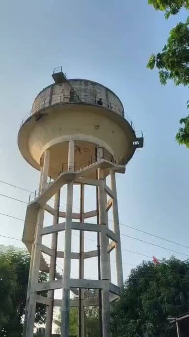 टंकी पर चढ़े युवक का मामला
परबतसर हरसौर रोड पर स्थित मकान का है विवाद
सीमा देवी का कहना है कि हमने यह मकान कानूनी तौर पर खरीद कर लिया है वही विनोद माली का कहना है इस मकान की रजिस्ट्री पहले धोखाधड़ी से हुई है,